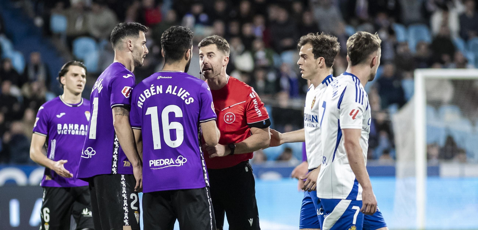 Ávalos Barrera dialoga con Albarrán y Alves durante el Zaragoza - Córdoba CF.