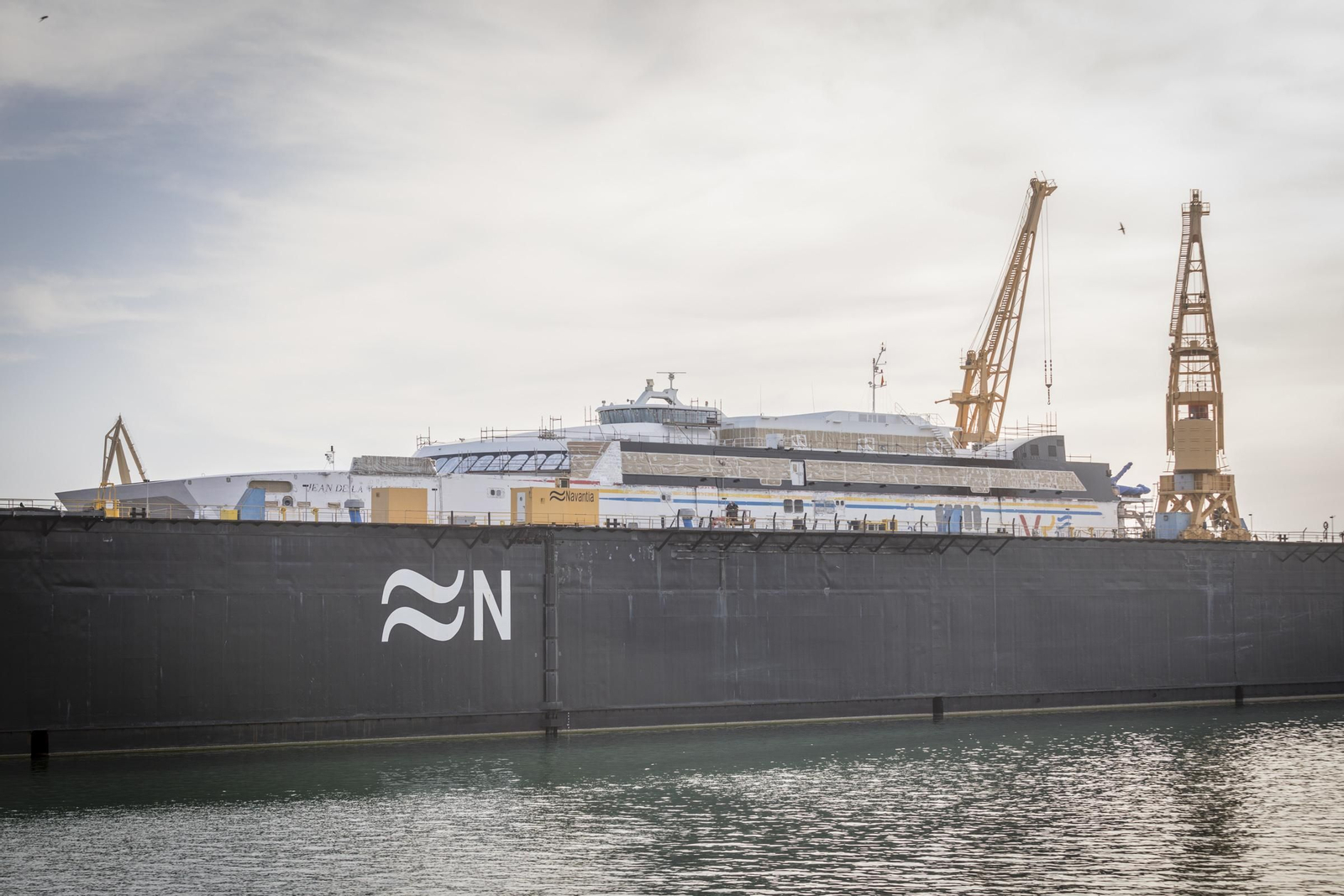 El 'Jean de la Vallette', un ferri de la naviera maltesa Virtu, es reparado en un dique flotante de Navantia Cádiz.