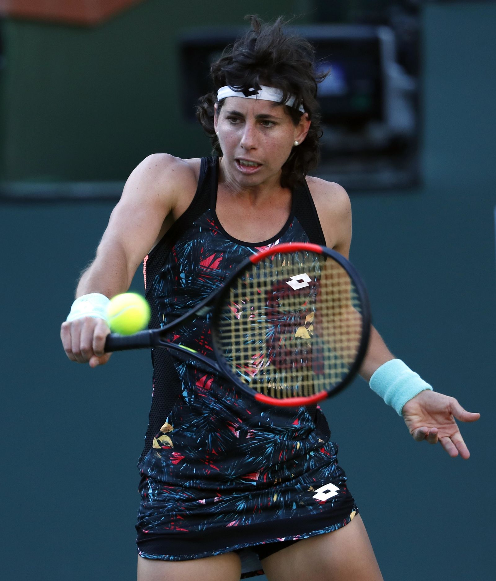 La tenista española Carla Suárez devuelve la bola a Venus Williams.