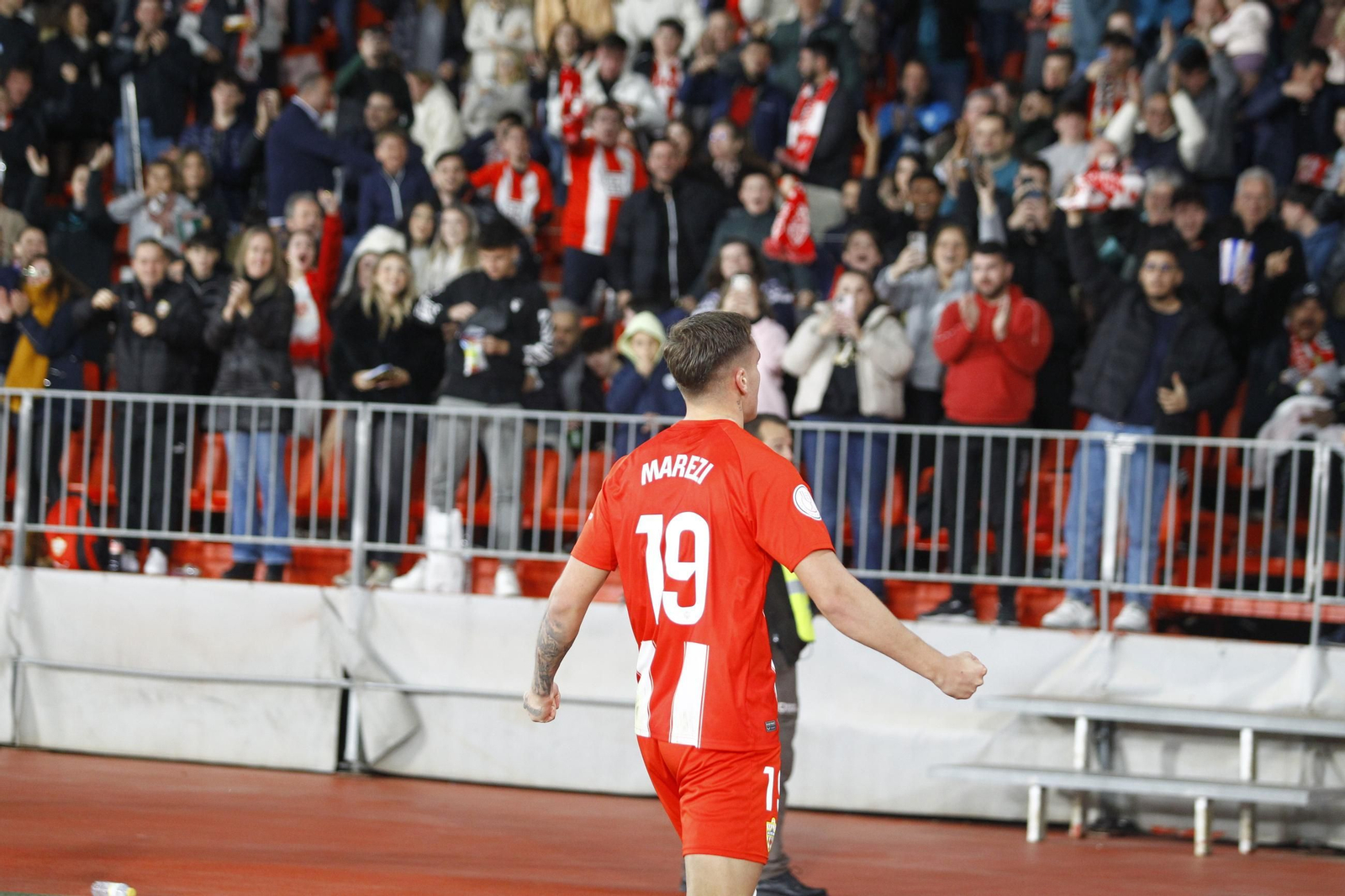 Marezi celebra su gol dirigiéndose a la grada del Estadio de los Juegos Mediterráneos.
