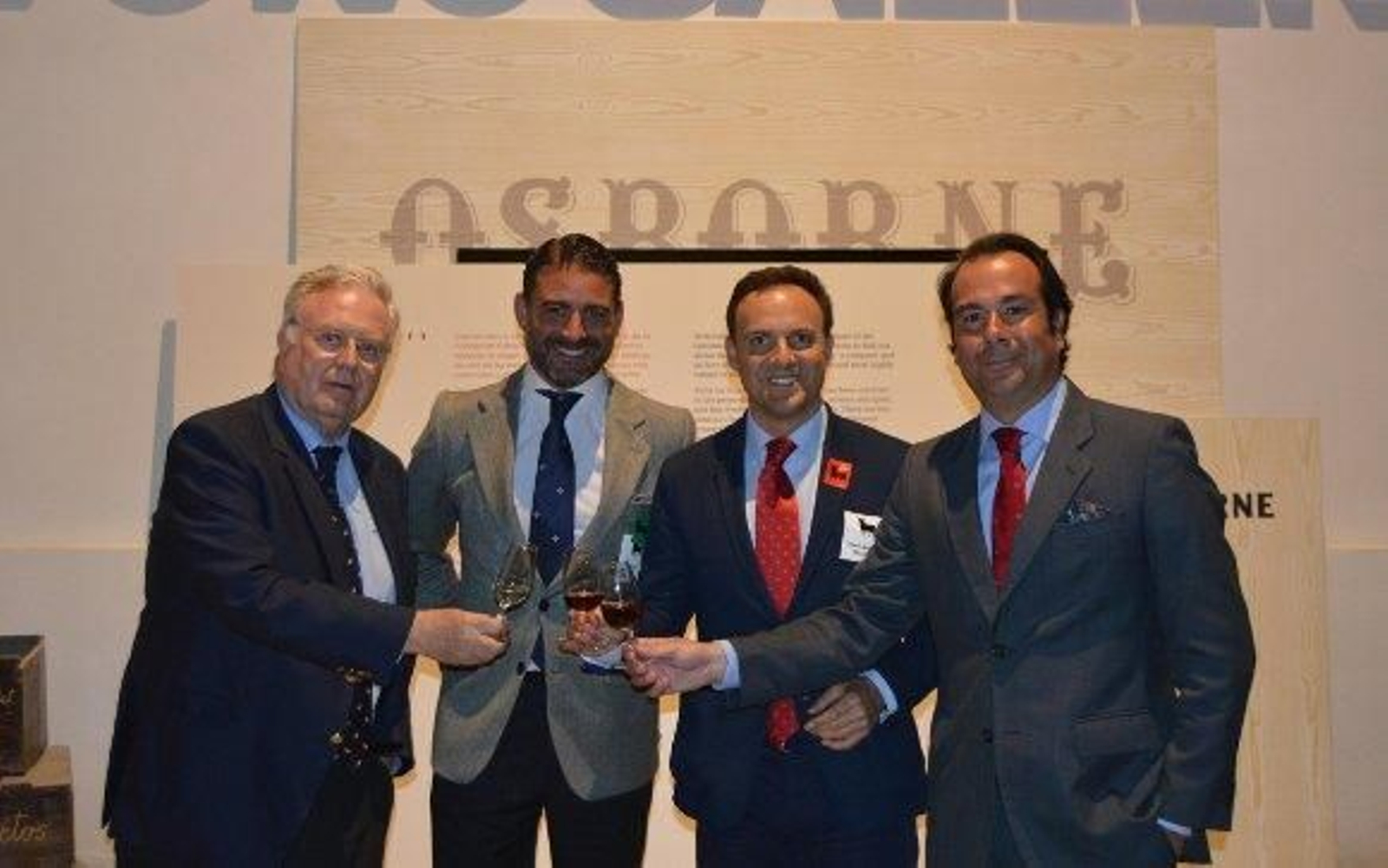 Tomás Osborne, Matías Urrea, el alcalde del Puerto de Santa María, David de la Encina, e Iván Llanza, durante la inauguración del nuevo espacio expositivo.

Foto: Ignacio Casas de Ciria