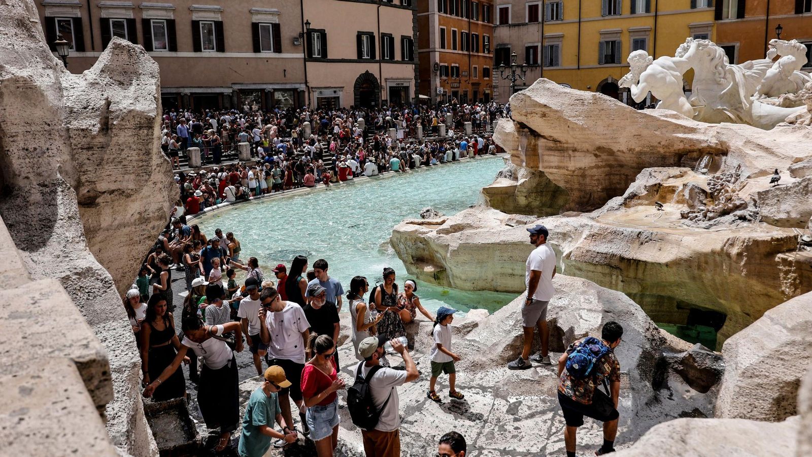 La Fontana di Trevi, repleta de turistas
