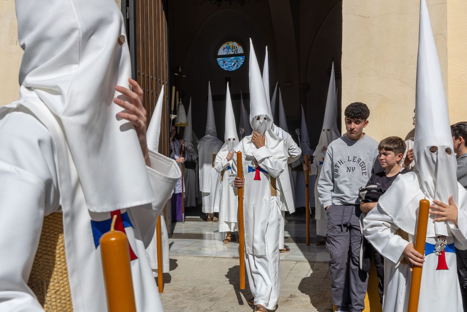 El Miércoles Santo inicia la tarde con los nazarenos trinitarios del barrio de Santa Isabel