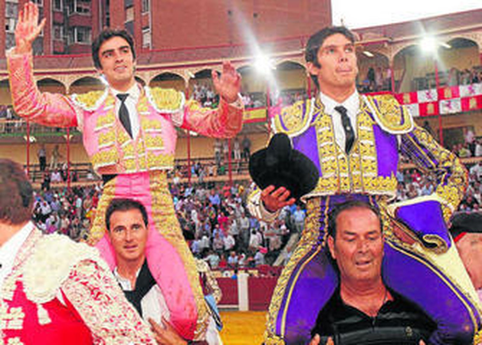 Perera, izquierda, junto a Castella, saliendo a hombros ayer en Valladolid.
