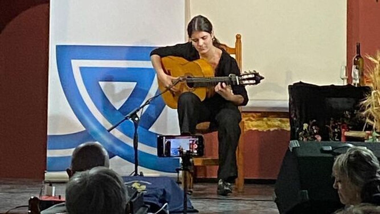 La guitarrista Ángela Zarzuela, durante su actuación en el certamen flamenco de la peña El Chumi.