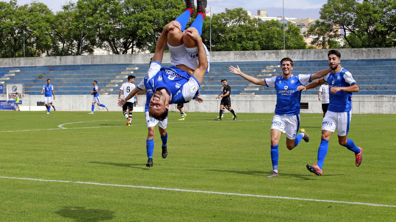Jacobo celebra de manera acrobática uno de sus goles al Gerena en La Juventud.