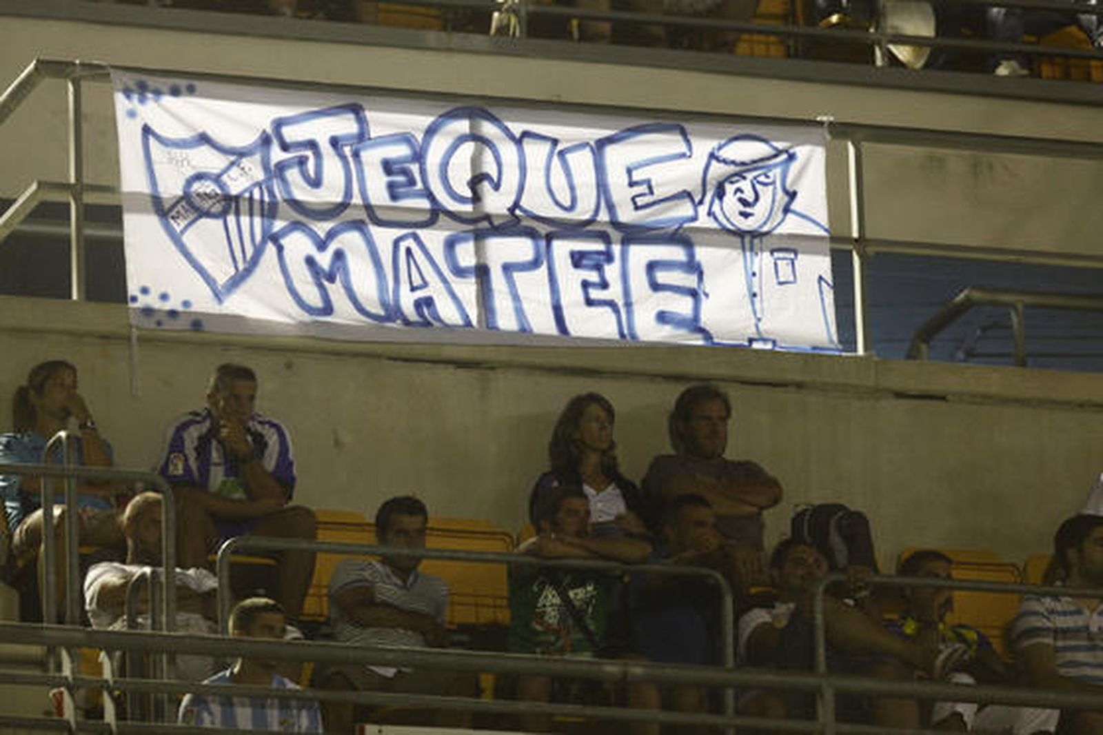 La afición malaguista recuerda al jeque Al-Thani. 

Foto: Jesus Marin