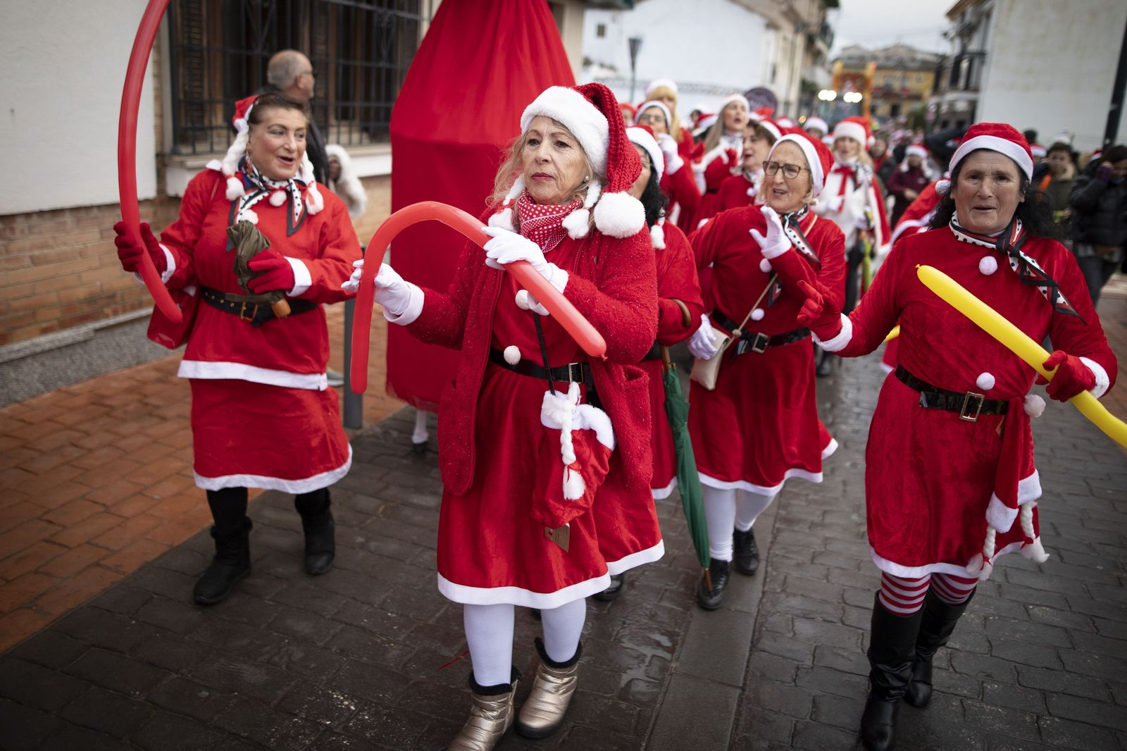Única en España: las mejores imágenes de la cabalgata con 200 Mamá Noel en Otura
