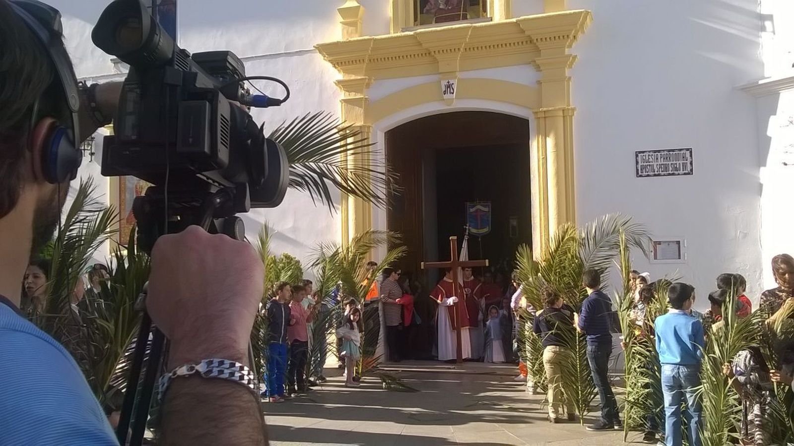 Cámara de Canalcosta en la cobertura informativa de una procesión.
