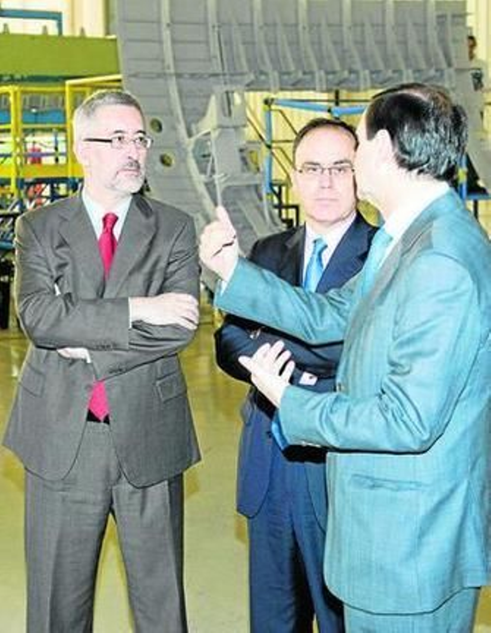 El consejero de Innovación y el presidente de Aernnova, ayer en Sevilla.