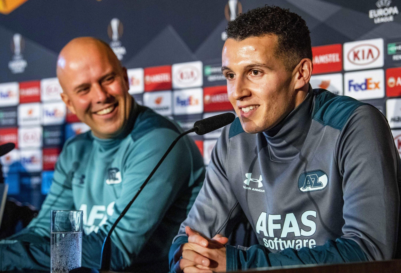 Idrissi, a la derecha, junto al entrenador del AZ Alkmaar, Arne Slot.