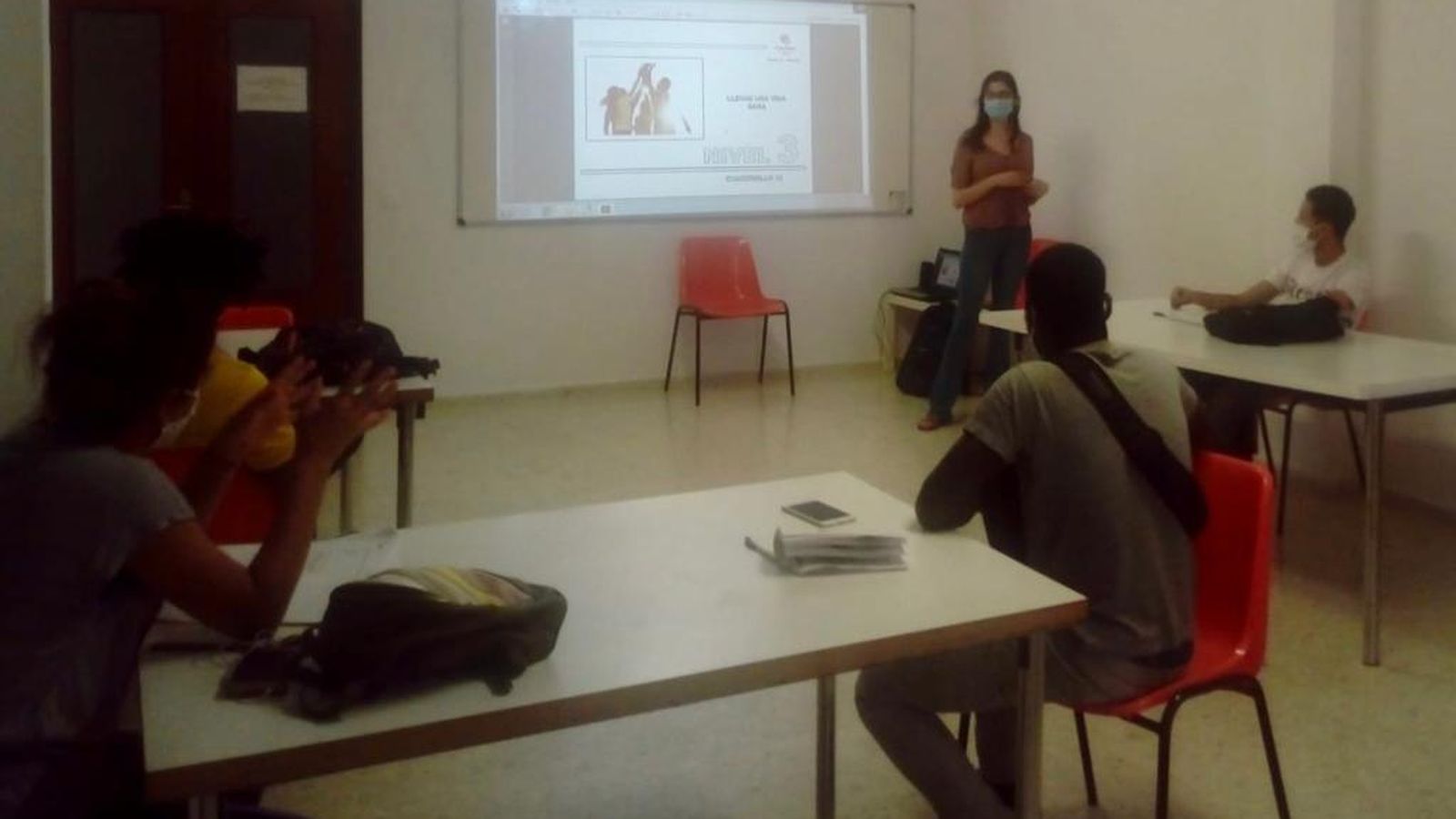 Inmigrantes en una clase de español.