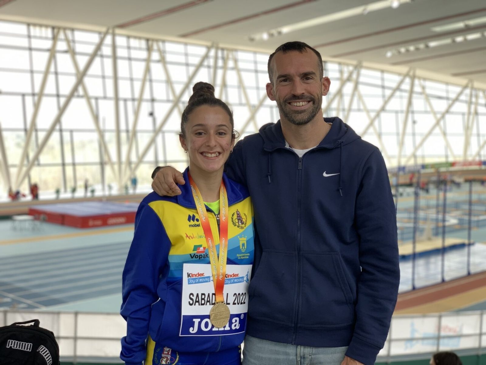 Marina Delgado, con su medalla, y el entrenador Saúl Sáez.