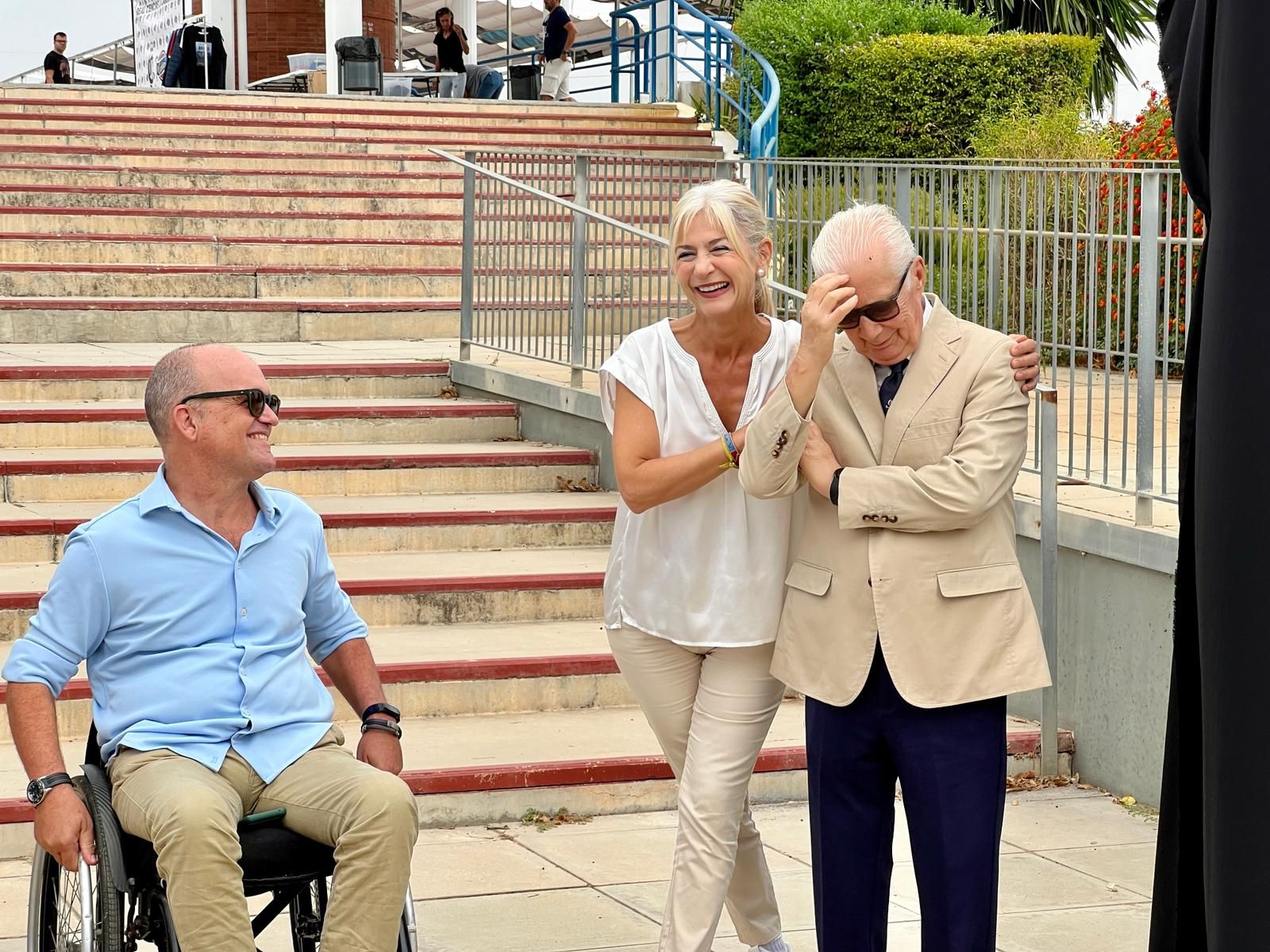 Juan Antonio Arenas, emocionado durante el acto, junto al presidente científico, Rafael Montserrat y la consejera Patricia del Pozo.
