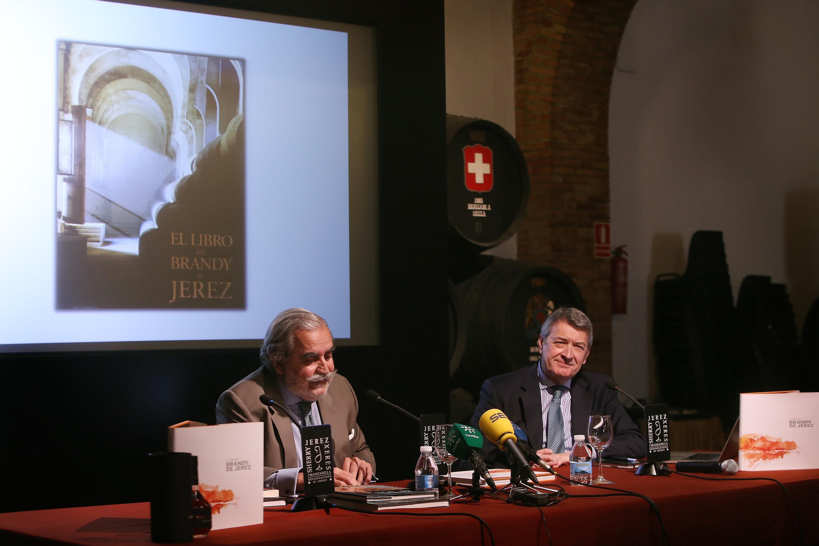 Evaristo Babé y César Saldaña, en un acto en la bodega de San Ginés del Consejo Regulador.