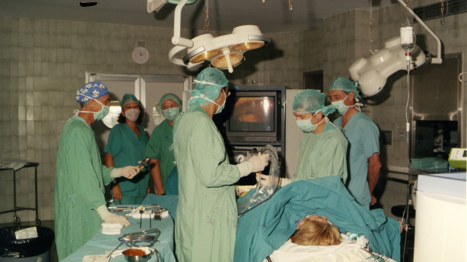 El doctor Antonio Jiménez Caraballo, entre otros profesionales, en uno de sus primeros partos en el Macarena.