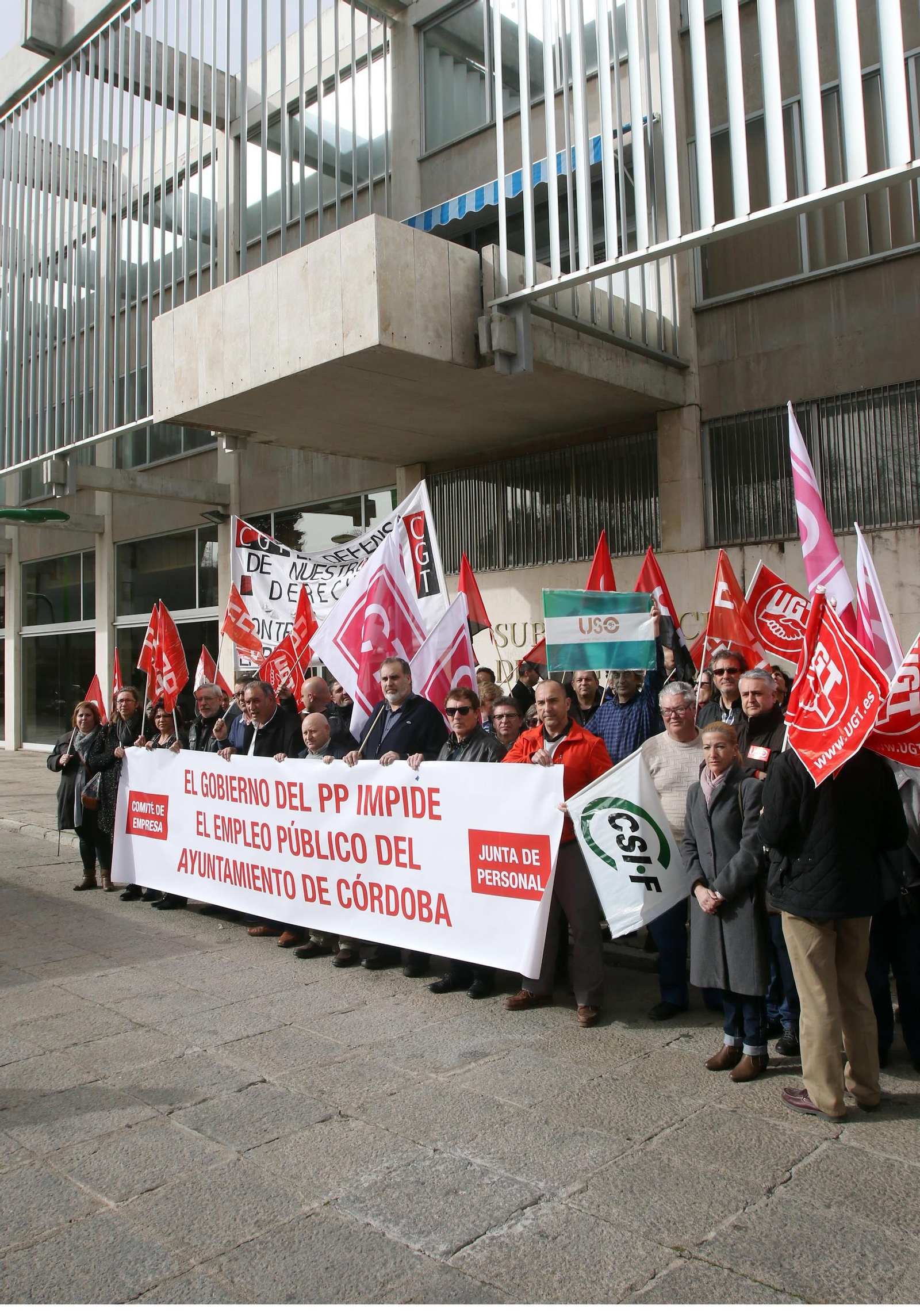 Un momento de la protesta en la Subdelegación del Gobierno.