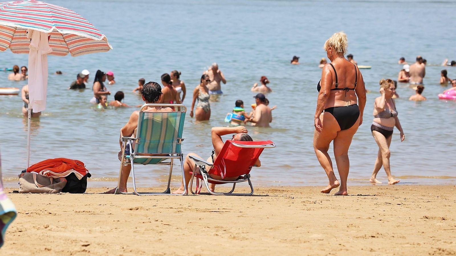 Las playas onubenses atestadas de bañistas Las playas onubenses atestadas de bañistas
