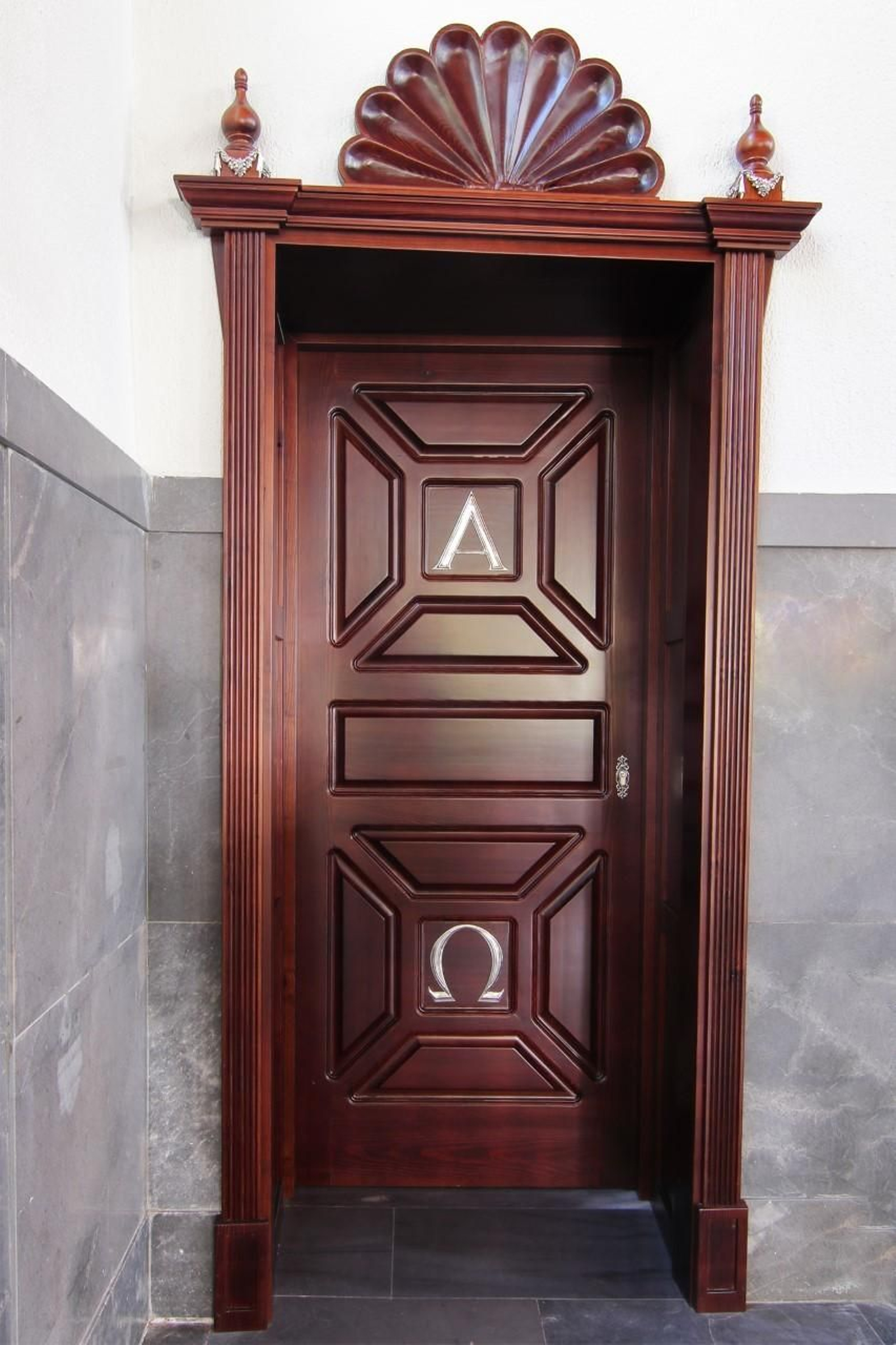 Puerta del columbario.