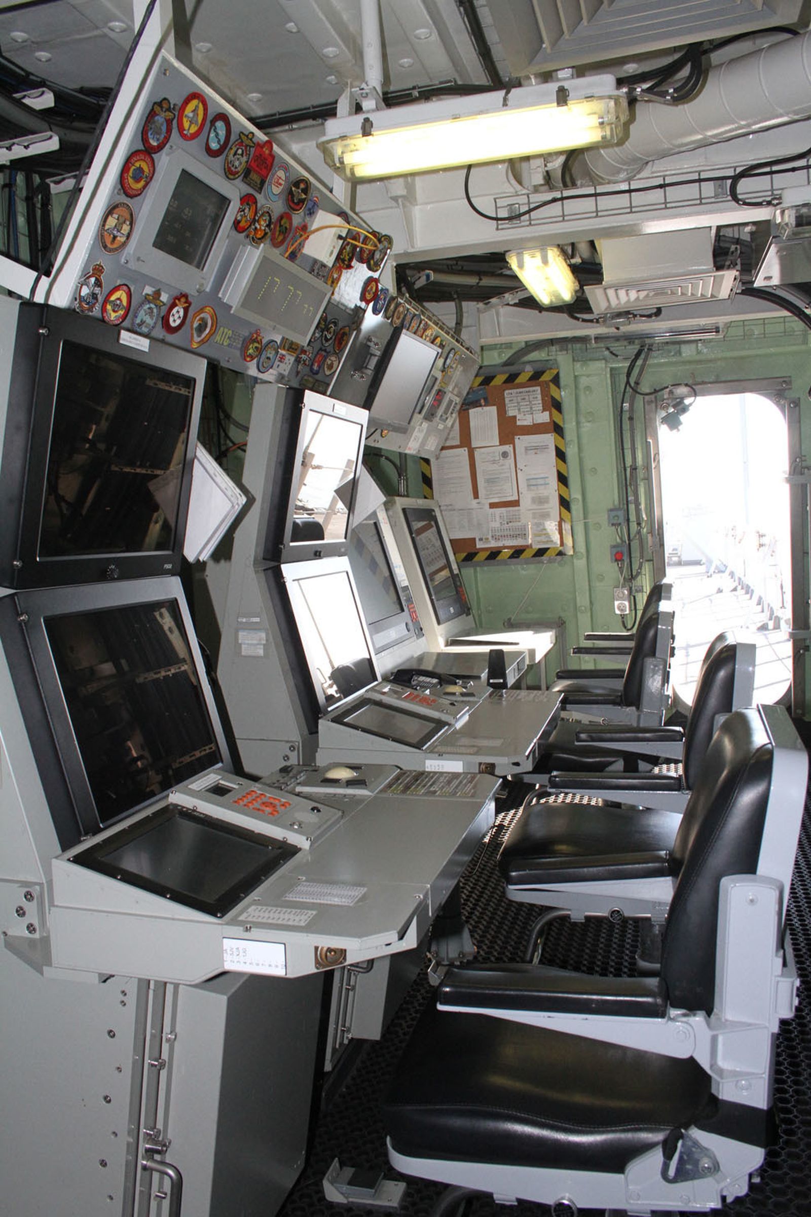 Imágenes de las primeras horas del portaaviones "Juan Carlos I" en el puerto de Huelva, durante su visita este fin de semana