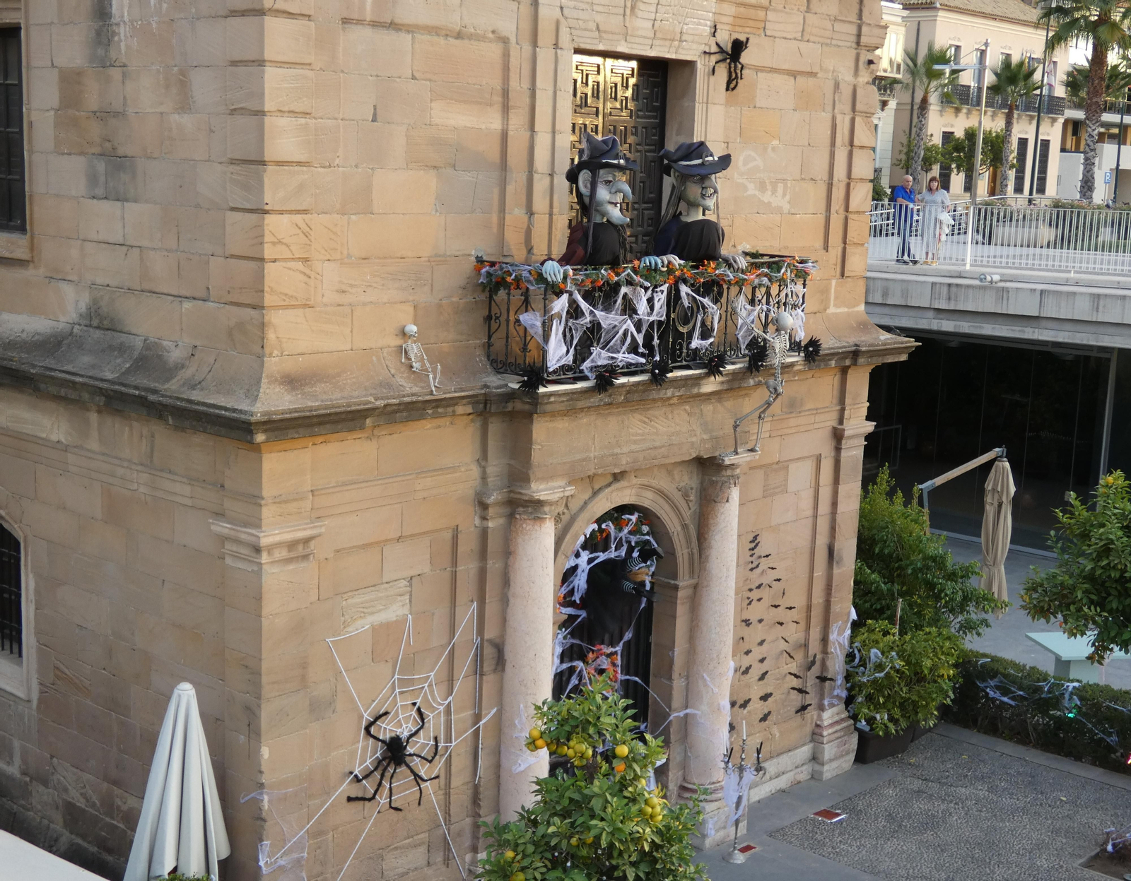 Capilla del puerto decorada para Halloween en 2021.