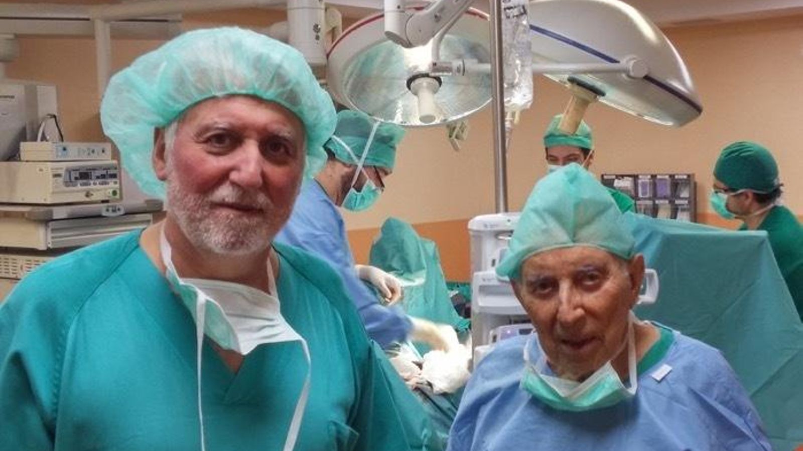 Los doctores Gil-Vernet, a la derecha, y Jesús Castiñeiras.