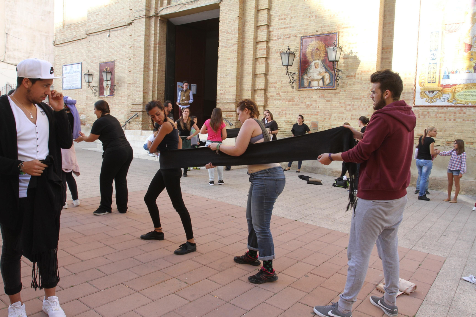 El ensayo de la cuadrilla de mujeres de la Hermandad del Santo Entierro, en imágenes