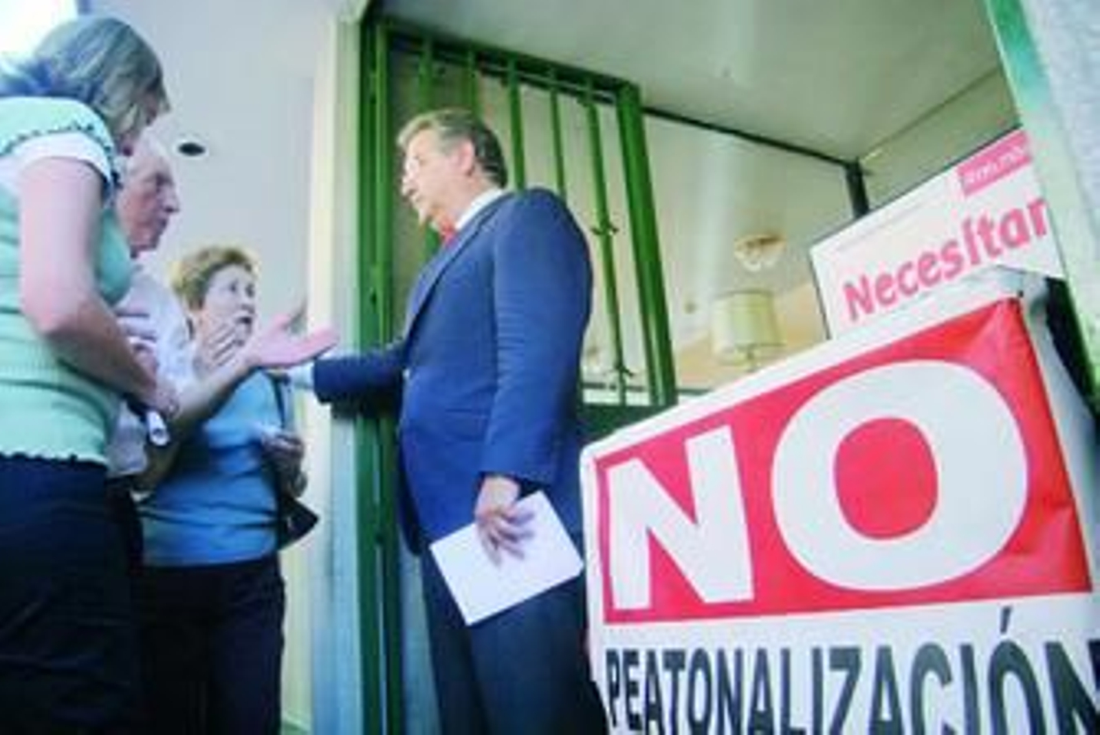 El portavoz municipal del PP, Juan Ignacio Zoido, en la visita que realizó ayer a las obras de Asunción.