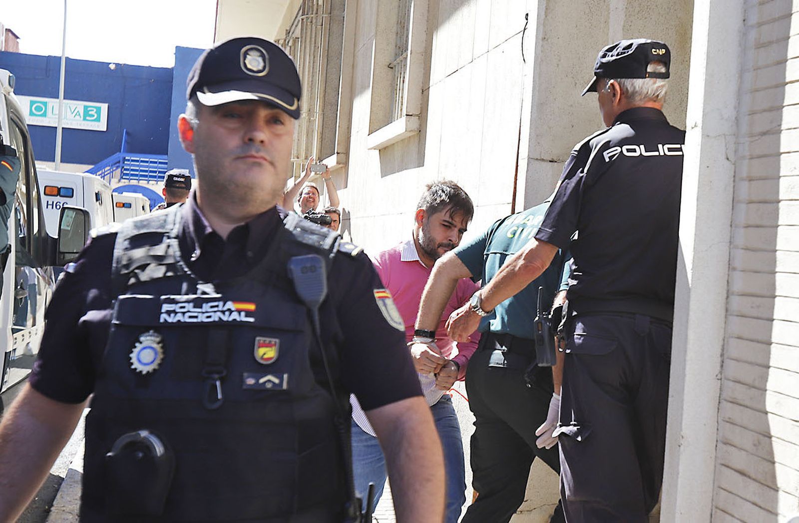 Llegada a los juzgados del detenido por el atropello mortal en Gibraleón