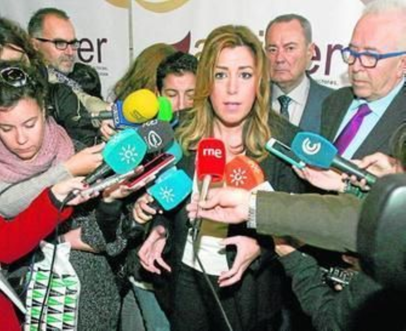 Susana Díaz atiende a la prensa antes de inaugurar la jornada sobre minería ayer en Huelva.