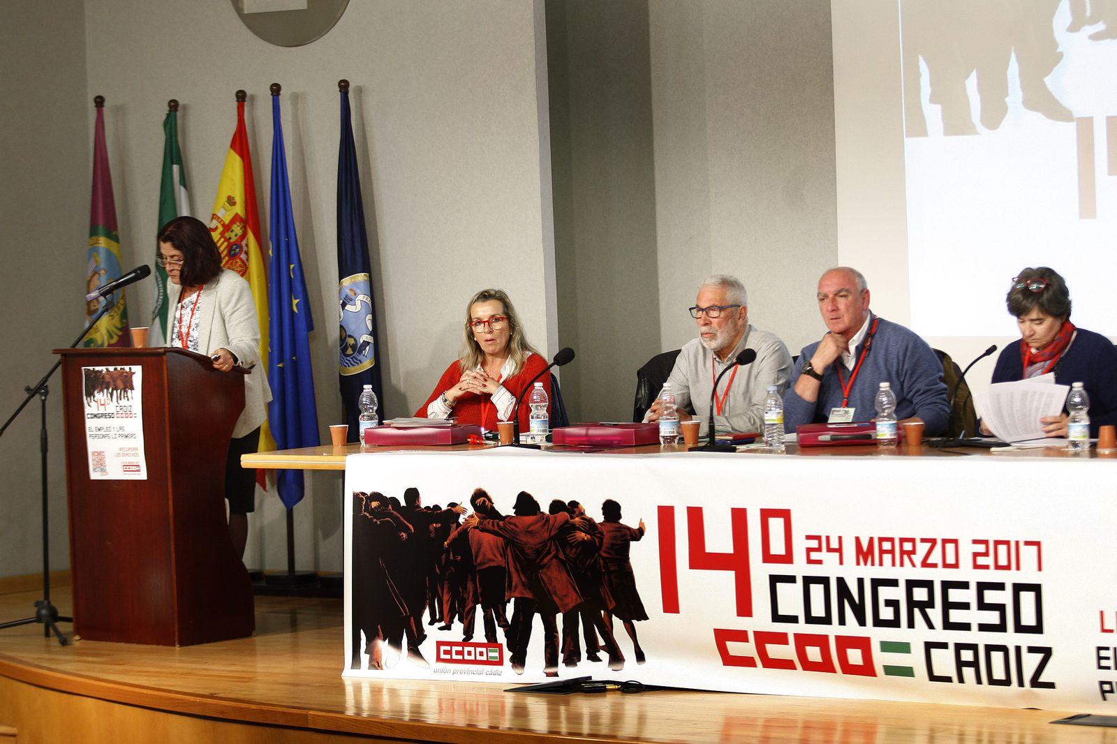 Lola Rodríguez (a la izquierda) interviene en el congreso del sindicato celebrado ayer en Cádiz.