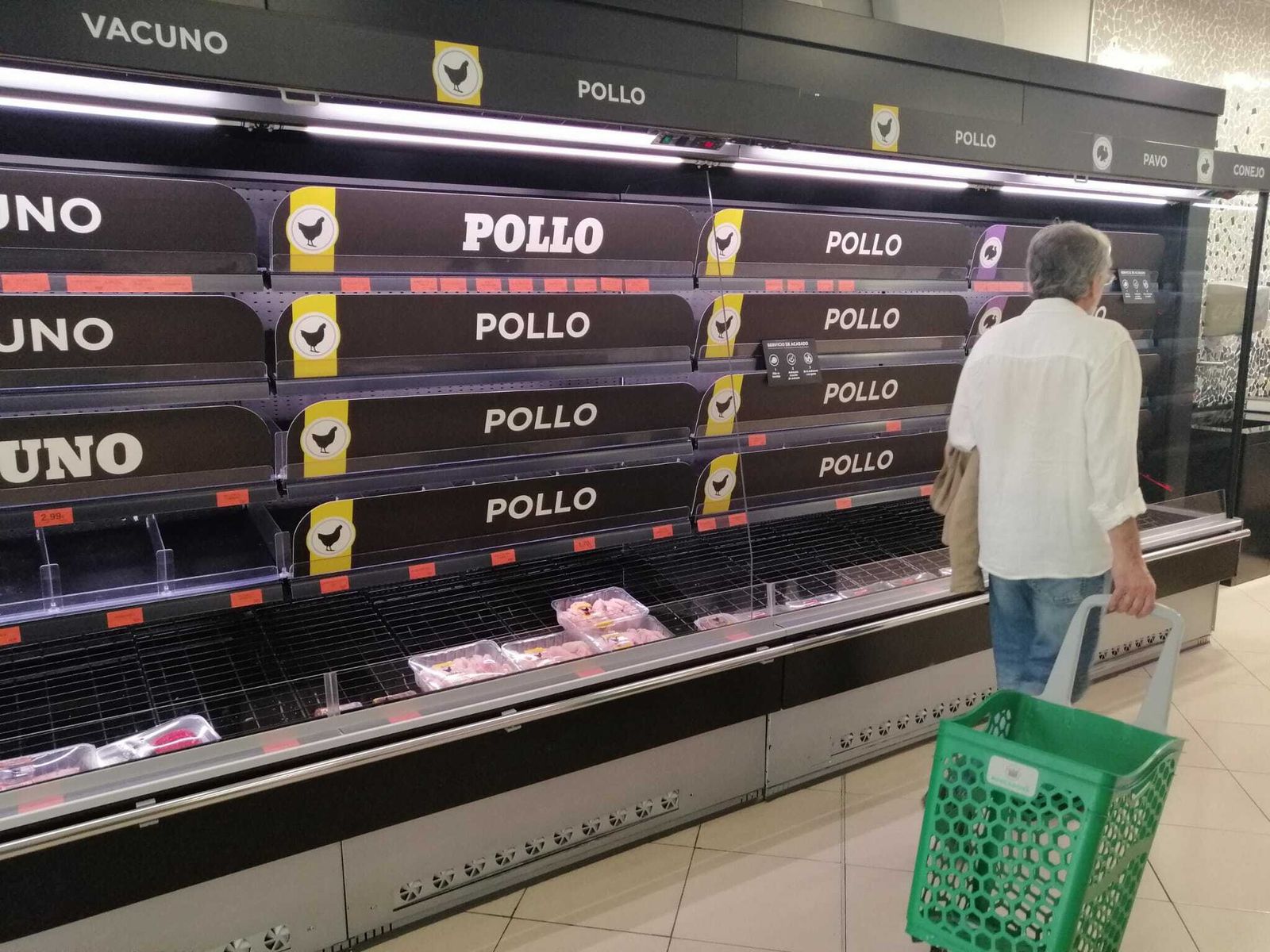 Los vecinos de la calle Salado dejan los estantes del Mercadona vacíos por el coronavirus.