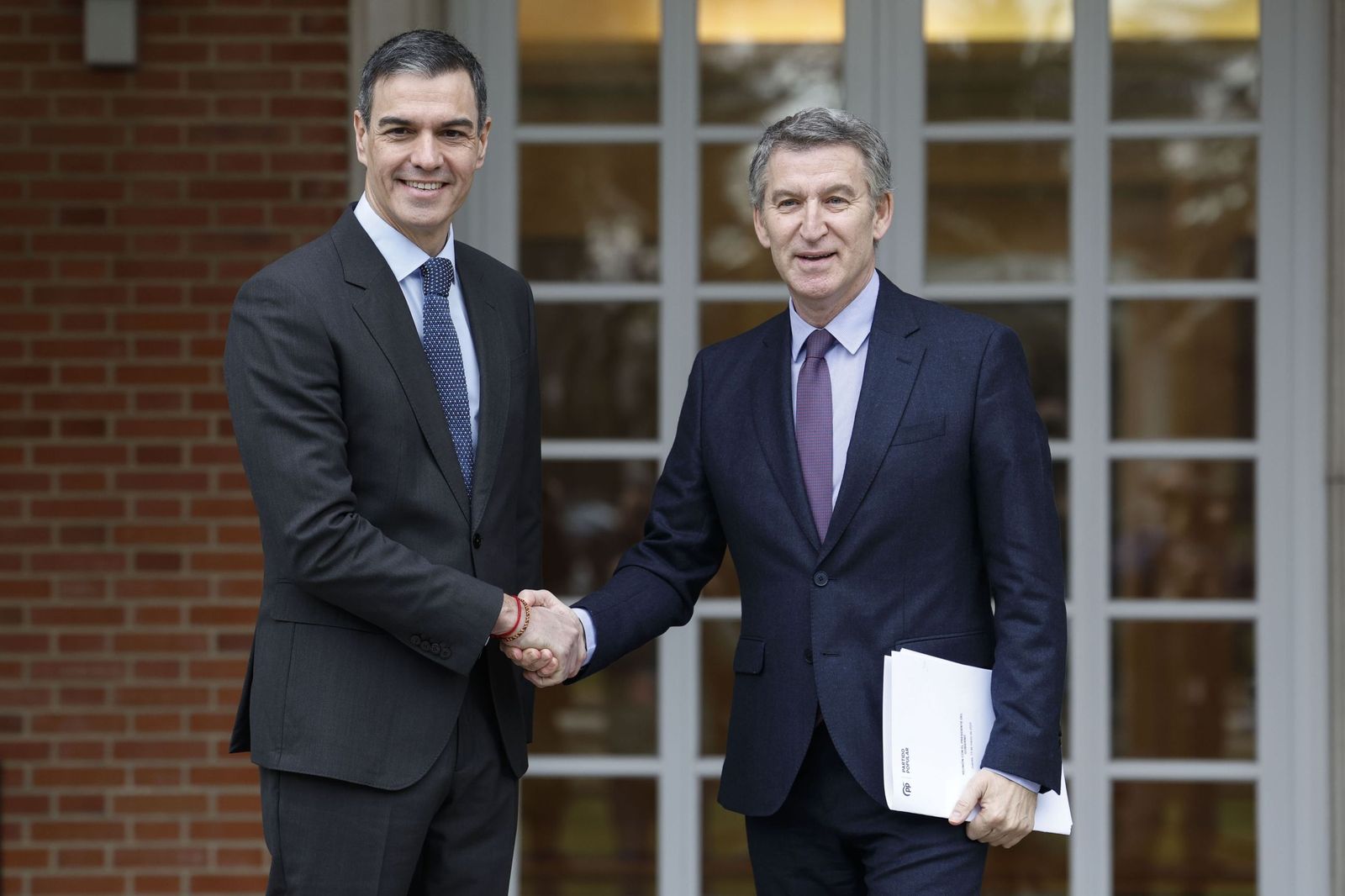 El presidente del Gobierno, Pedro Sánchez, y el líder del PP, Alberto Núñez Feijóo, en un encuentro anterior en el Palacio de la Moncloa.
