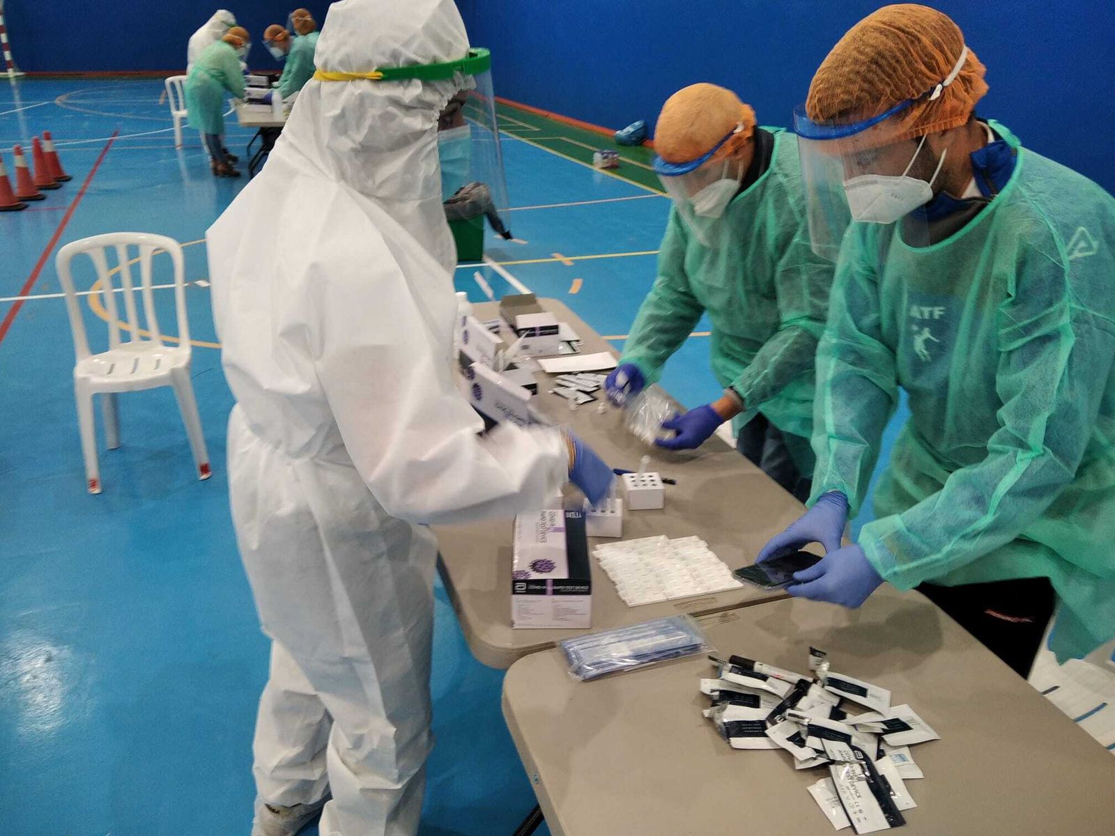 Sanitarios realizando el cribado en Villamartín