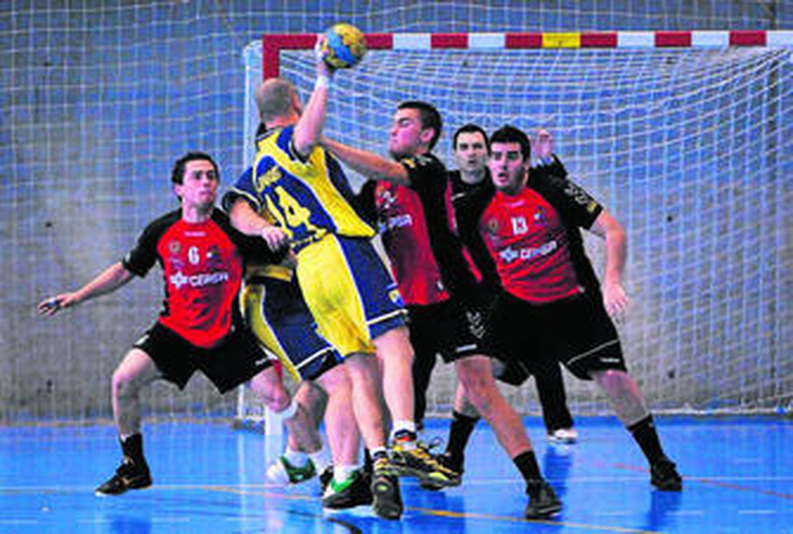 Antonio Baro se dispone a lanzar a puerta ante la oposición de tres jugadores rivales.