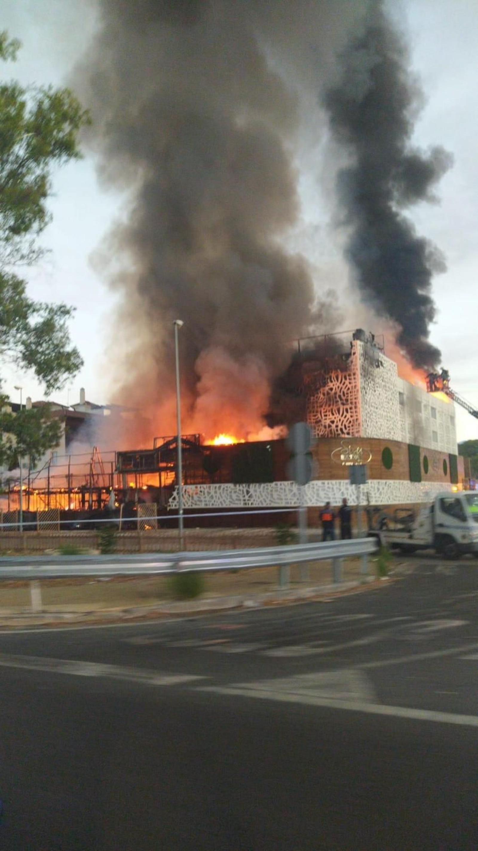 Fotos del incendio en un hotel de Marbella, que ha obligado a su desalojo