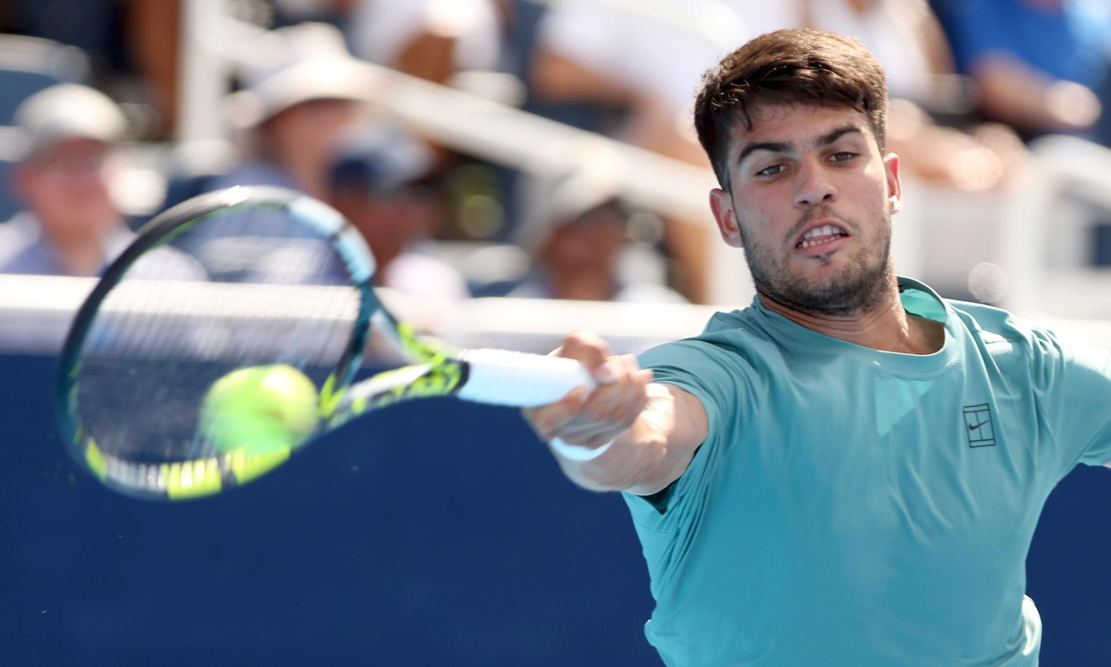 Alcaraz se estira para golpear una bola con la derecha en su debut en Cincinnati.