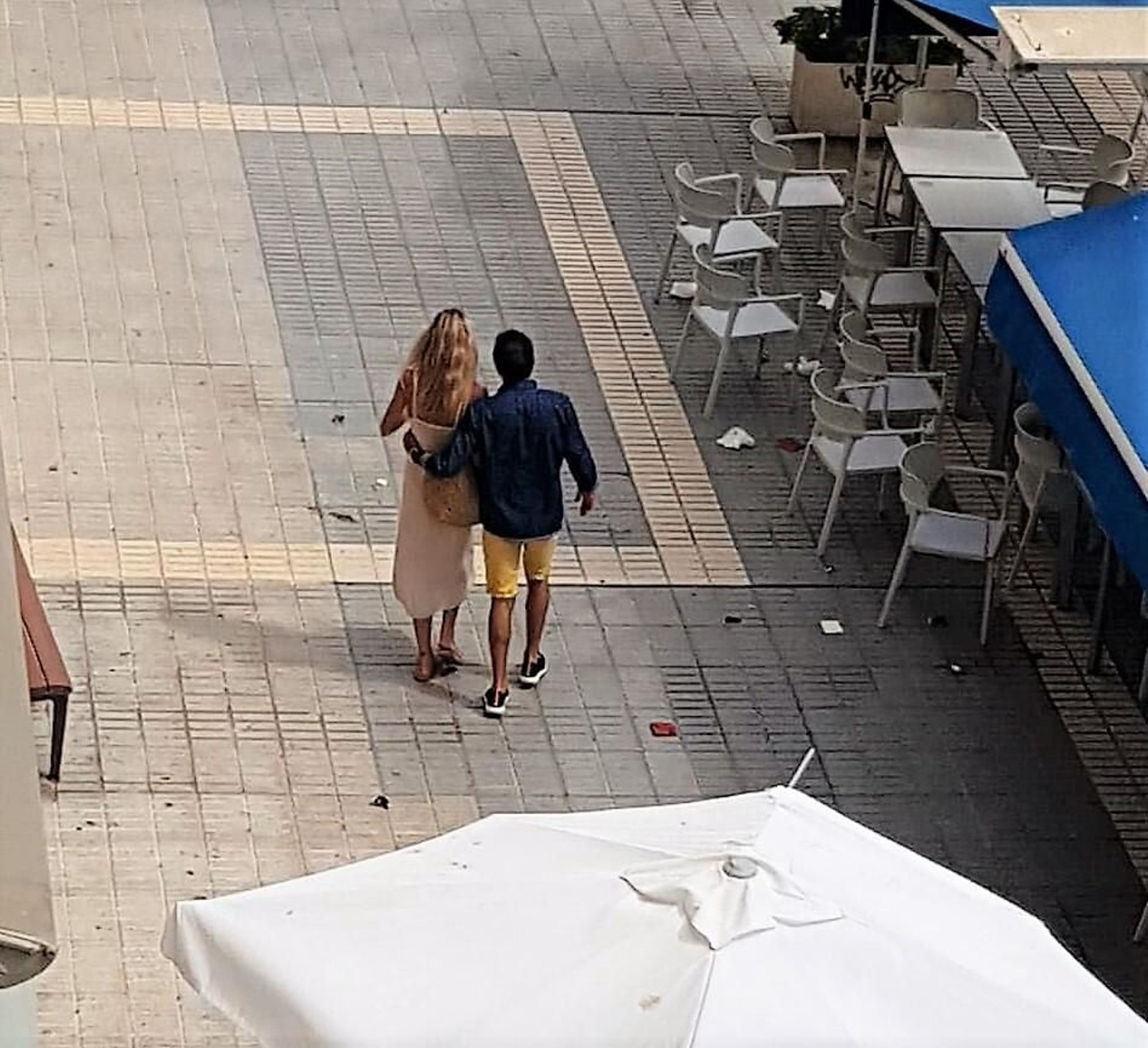 Enrique Ponce y Ana Soria por el Paseo Marítimo de Almería.