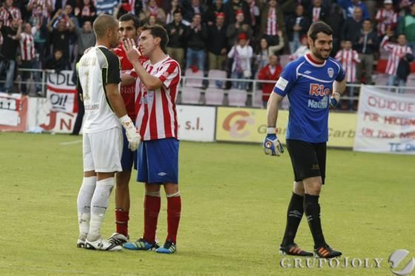 Aulestia discute con varios jugadores del Lugo a la conclusión del encuentro.

Foto: LOF