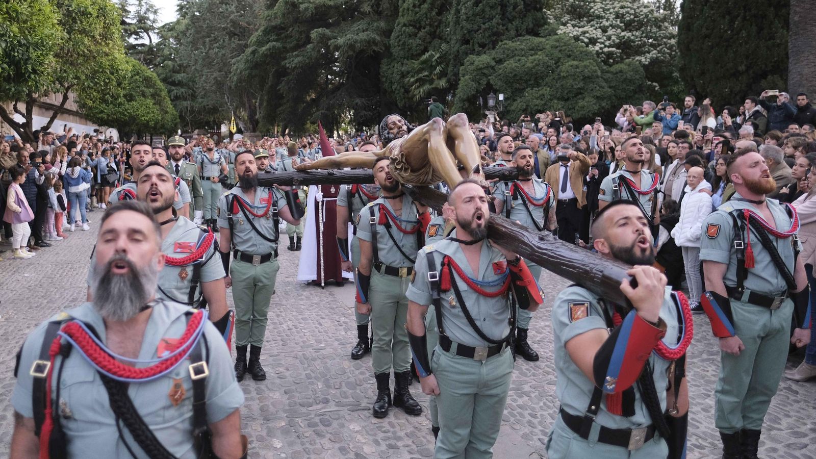 Cristo de la Buena Muerte llevado a hombros por los legionarios. Cristo de la Buena Muerte llevado a hombros por los legionarios.