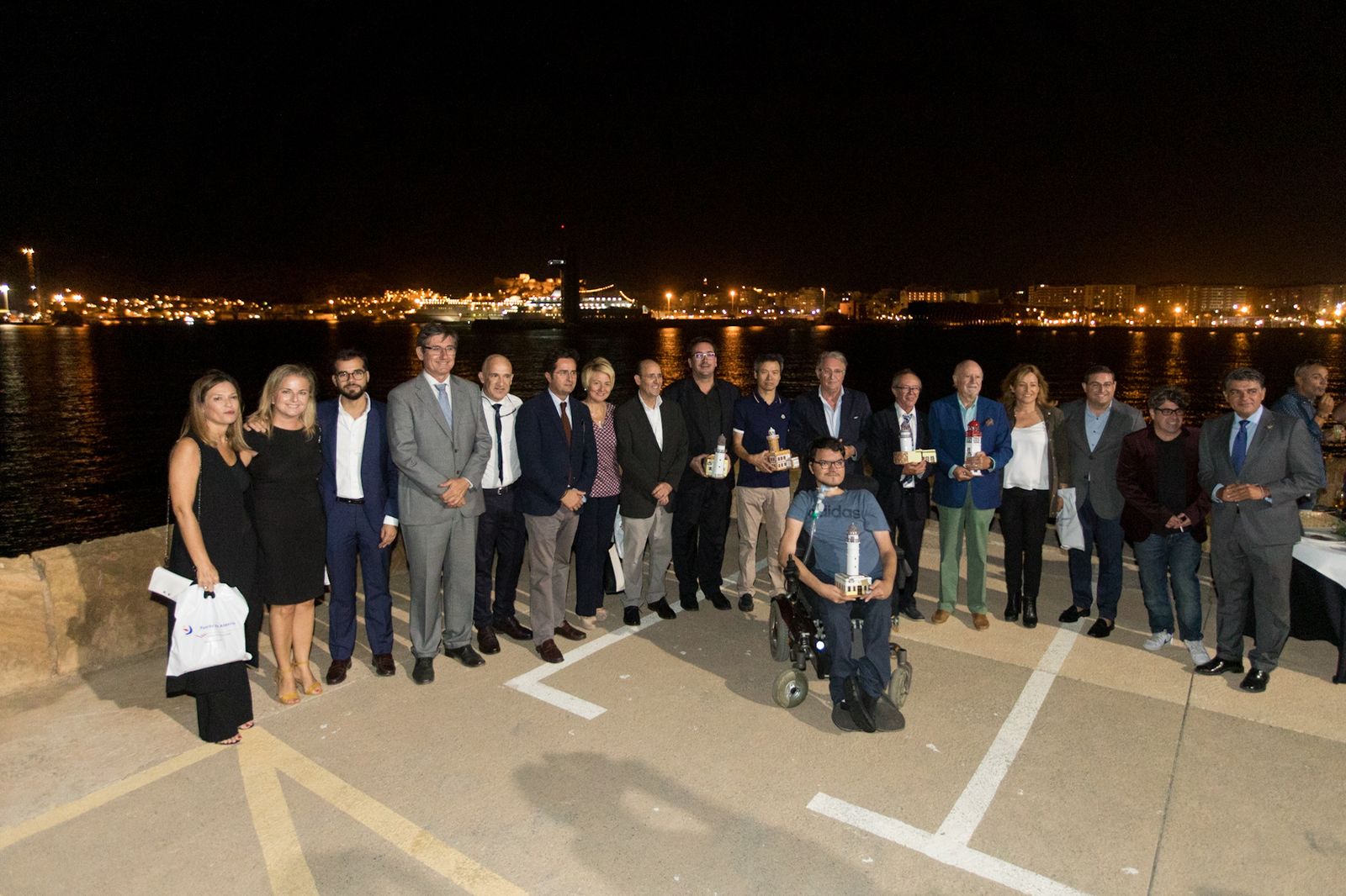 Galardonados y autoridades políticas.