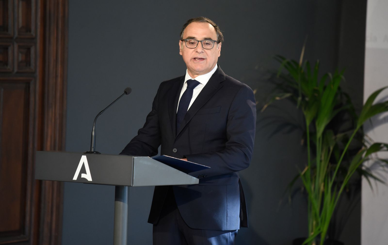 El rector de la Universidad de Almería, José Joaquín Céspedes, ha tomado posesión de su cargo