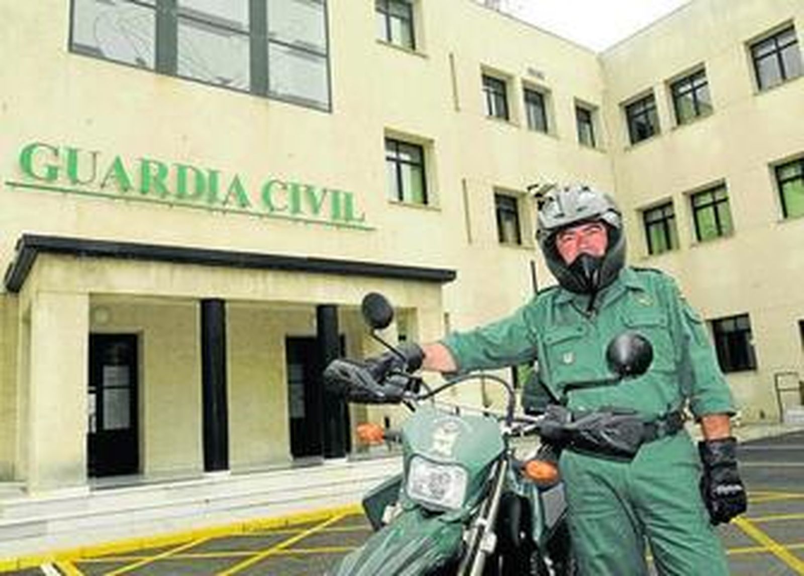 El 'seprona' Guerrero, sujetando su moto ante la Comandancia de la Guardia Civil en Cádiz.