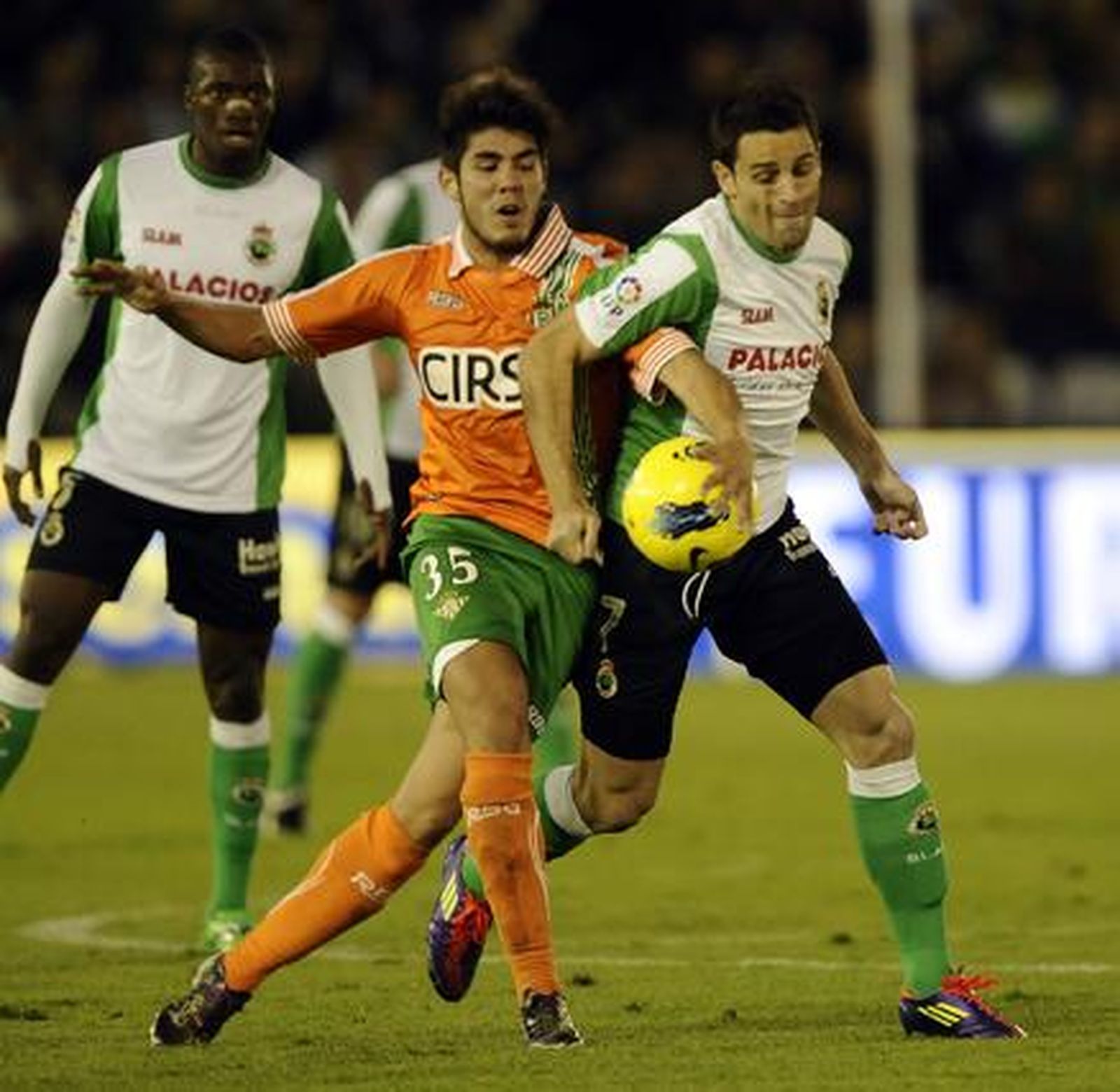 El Betis acumula su sexta derrota seguida tras caer con el Racing en Santander (1-0). / LOF