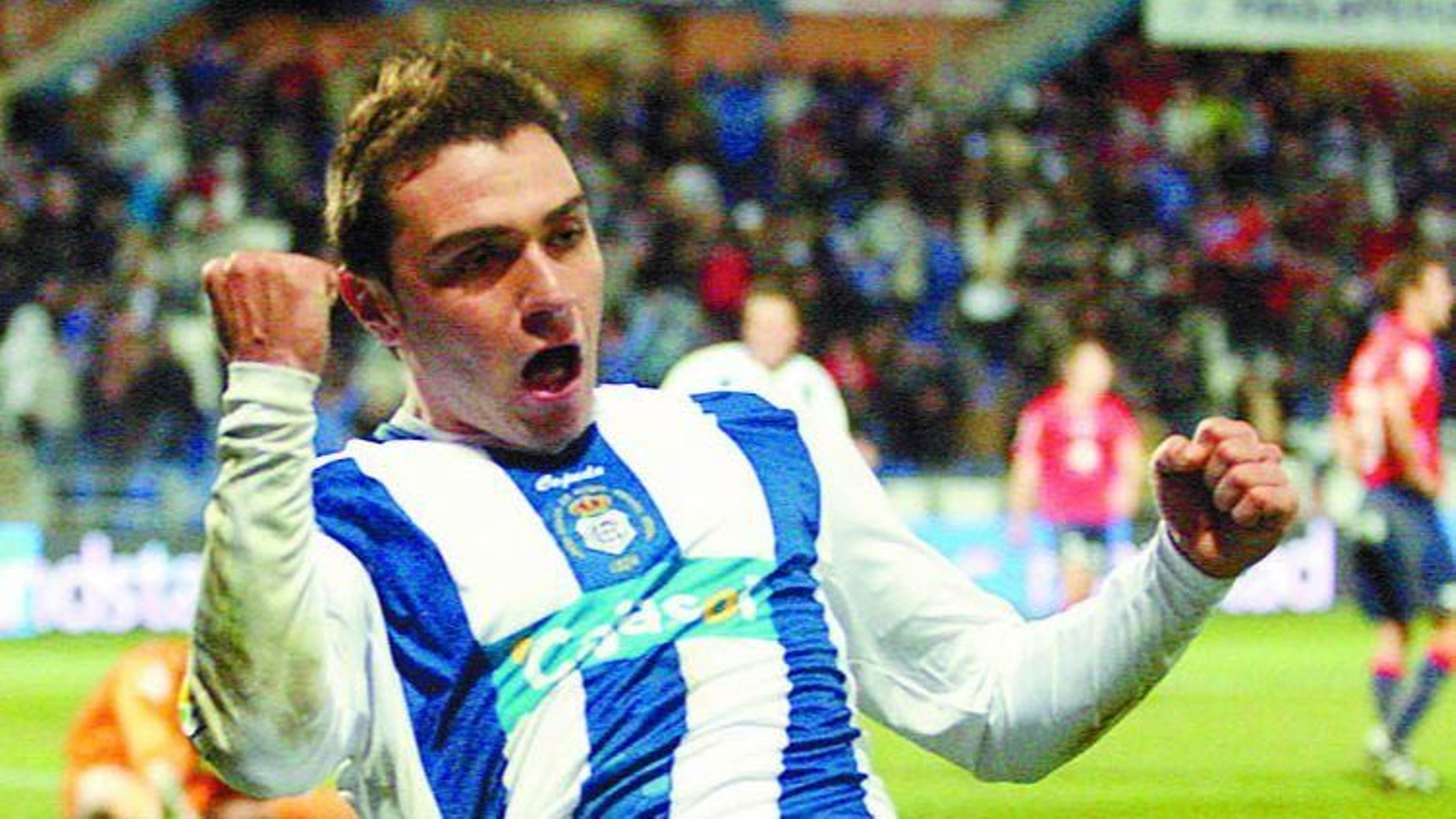 Adrián Colunga celebra un gol en su etapa en el Recre.