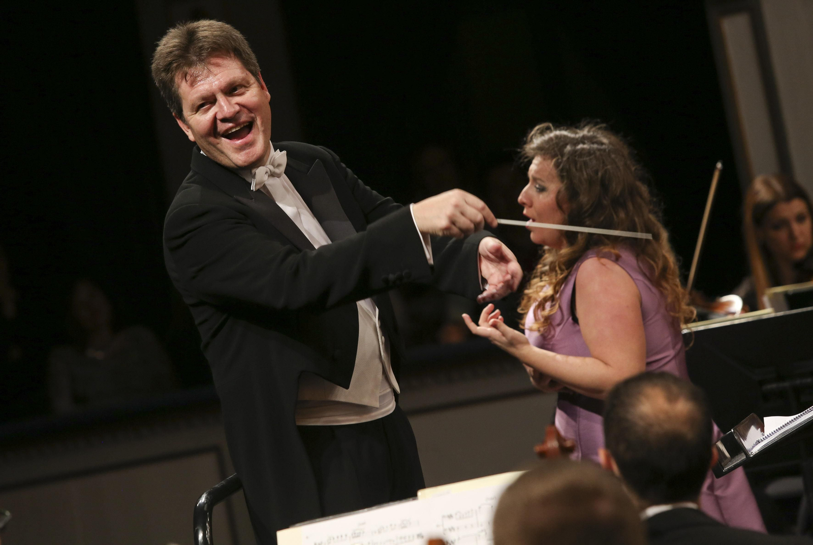 Manuel Hernández Silva, junto a la cantante Berna Perles, ayer, en el Cervantes.
