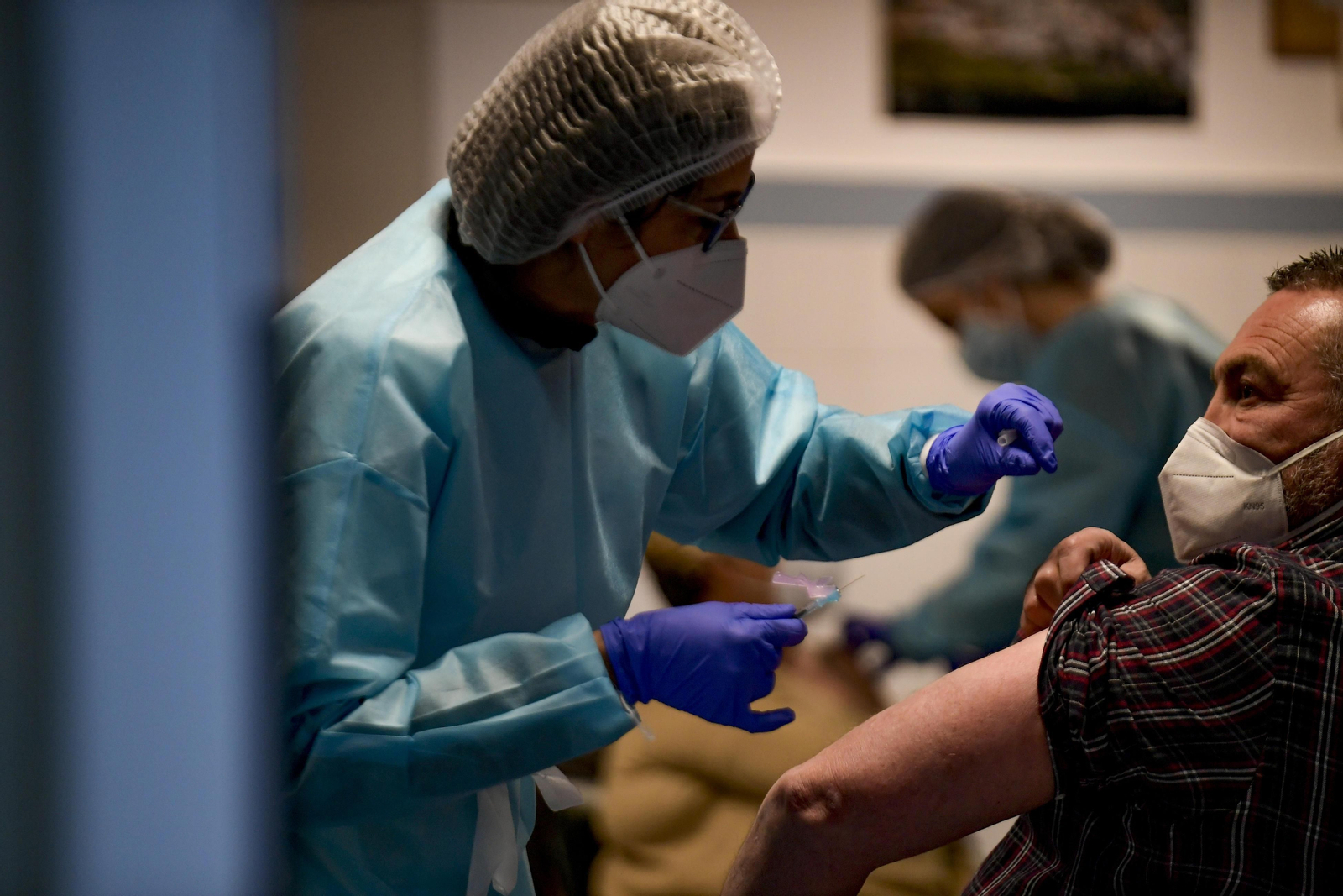 Una enfermera administra una vacuna en una residencia de Granada.