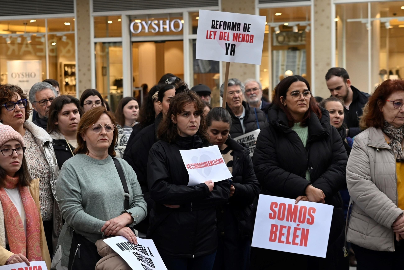 La concentración en Córdoba por la educadora social asesinada en Badajoz, en imágenes