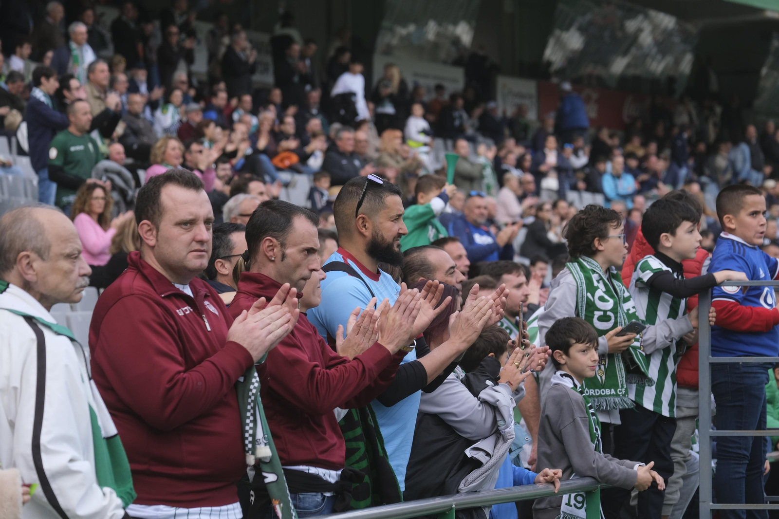 Las imágenes del ambiente en las gradas de El Arcángel en el Córdoba CF - Linares