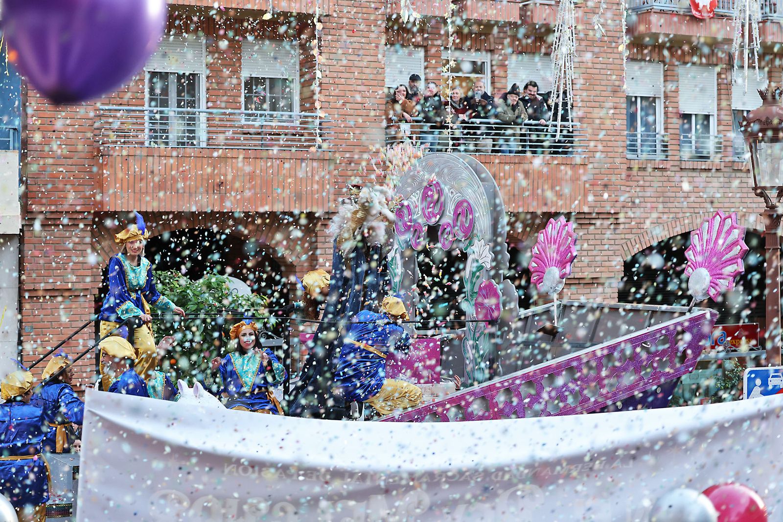 Las mejores fotografías de la salida y recorrido de la cabalgata de Reyes Magos 2026